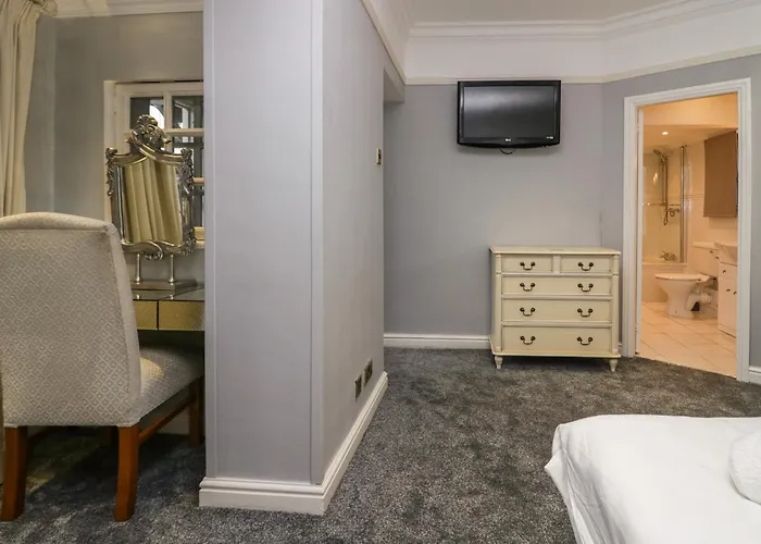 Clarence House Nyaraló *